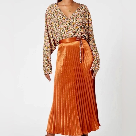 MINKPINK Rust Pumpkin Pleated Slit Skirt, Size XS - Picture 4 of 13